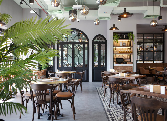 A room with tables and chairs Description automatically generated with medium confidence