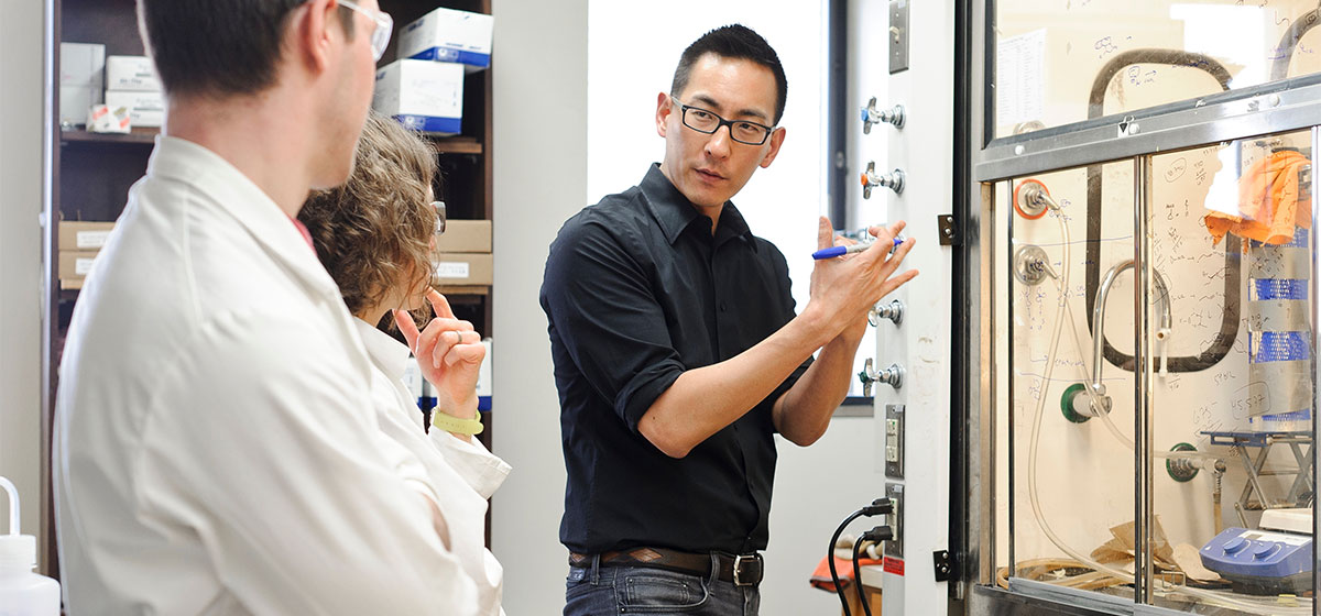 Tehshik Yoon sharing his research in a chemistry lab.