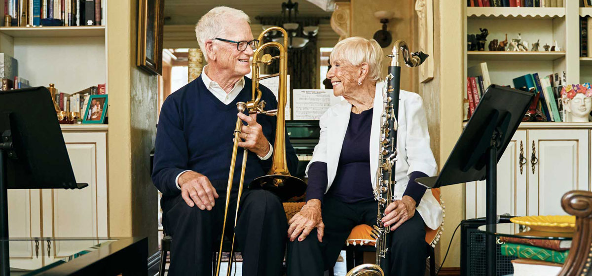 Lau and Bea Christensen sitting together with their musical instruments. 