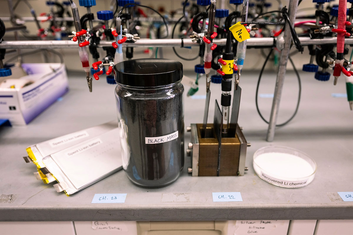 Lab model of electrochemical method to recycle lithium.