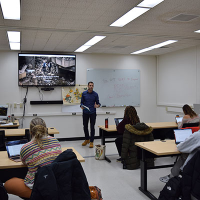 Jacob Kushner teaches student in his international reporting course